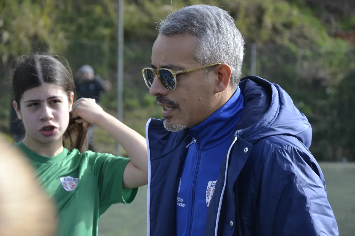 Un allenatore che fornisce indicazioni durante una partita di calcio femminile